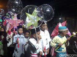 Pawai Lampion Ratusan Santri Meriahkan Malam Takbir Idul Adha