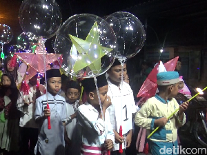 Pawai Lampion Ratusan Santri Meriahkan Malam Takbir Idul Adha Pawai Lampion Ratusan Santri Meriahkan Malam Takbir Idul Adha