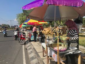 Idul Adha, Berkah bagi Pedagang Ketupat Dadakan di Mataram Idul Adha, Berkah bagi Pedagang Ketupat Dadakan di Mataram