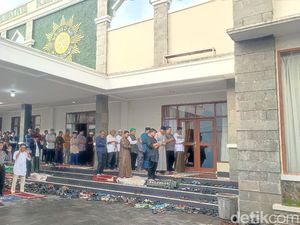 Diguyur Hujan, Warga Muhammadiyah di Cianjur Pindah Lokasi Salat Id Diguyur Hujan, Warga Muhammadiyah di Cianjur Pindah Lokasi Salat Id