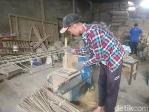 Berkah Melimpah Idul Adha Bagi Produsen Tusuk Sate di Tasik