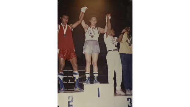 Pino Bahari Legenda tinju Indonesia Pino Bahari peraih medali emas Asian Games China 1990. (Dok.Pribadi)