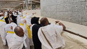 Potret Jemaah Haji Lempar Jumrah Aqobah