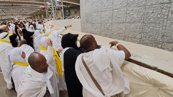 Potret Jemaah Haji Lempar Jumrah Aqobah