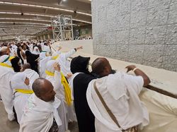 Apakah Ibadah Umrah Ada Kewajiban Melempar Jumrah?