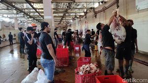 Sibuknya Pekerja RPH Surabaya di Hari Pertama Penyembelihan Hewan Kurban