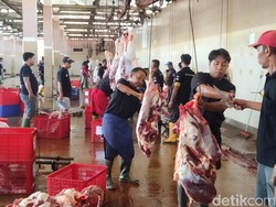 Mengintip Sibuknya Tukang Jagal RPH Surabaya Sembelih Hewan Kurban
