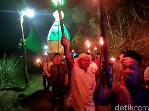 Ratusan Santri di Kediri Pawai Obor dan Lampion Sambut Idul Adha