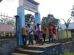 Kuli Bangunan Buka Segel SD di Pinrang Usai 3 Tahun Ditutup gegara Gaji