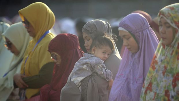 Umat Islam melaksanakan Shalat Idul Adha 1444 H di Lapangan parkir Lotte Mart, Serpong, Tangerang Selatan, Banten, Rabu (28/6/2023). Pelaksanaan shalat Idul Adha tersebut sesuai dengan keputusan Pimpinan Pusat (PP) Muhammadiyah yang menetapkan Idul Adha 1444 Hijriyah jatuh pada Rabu (28/6/2023) atau satu hari lebih awal dari penetapan pemerintah pada Kamis (29/6/2023). ANTARA FOTO/Muhammad Iqbal