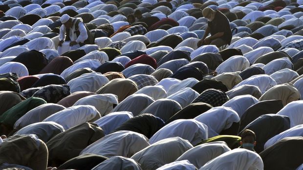 Umat Islam melaksanakan shalat Idul Adha di Taman Sempur, Kota Bogor, Jawa Barat, Rabu (28/6/2023). Warga Muhammadiyah di wilayah Bogor memusatkan pelaksanaan shalat Idul Adha 1444 Hijriyah di taman kota tersebut. ANTARA FOTO/Arif Firmansyah