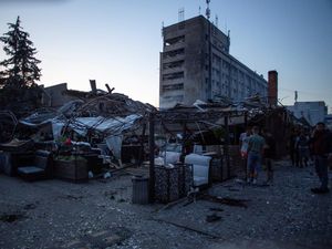 2 Orang Tewas Terkena Puing Usai Serangan Rudal di Ibu Kota Ukraina 2 Orang Tewas Terkena Puing Usai Serangan Rudal di Ibu Kota Ukraina