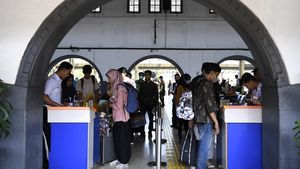 Suasana Arus Mudik Idul Adha di Stasiun Pasar Senen