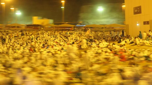 Momen Jemaah Haji Bermalam di Muzdalifah Sebelum Lempar Jumrah