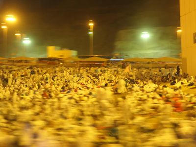 Momen Jemaah Haji Bermalam di Muzdalifah Sebelum Lempar Jumrah