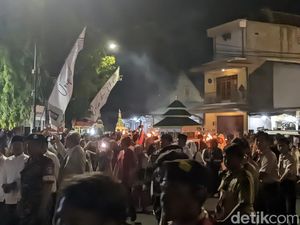 Meriahnya Warga Demak Sambut Kirab Tumpeng 9 di Malam Idul Adha Meriahnya Warga Demak Sambut Kirab Tumpeng 9 di Malam Idul Adha