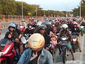 Polisi Antisipasi Kepadatan Kendaraan Saat Tradisi Toron di Suramadu Polisi Antisipasi Kepadatan Kendaraan Saat Tradisi Toron di Suramadu
