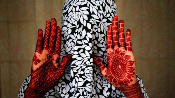 Tradisi Wanita Pantai Gading Rayakan Idul Adha dengan Tato Henna
