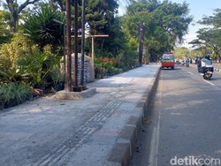 Trotoar di Bunderan Cibiru Jadi Jalan Ninja Pengendara Motor