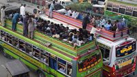 Warga Pakistan Berbondong-bondong Mudik Lebaran Haji dengan Bus