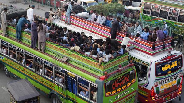 Warga Pakistan Berbondong-bondong Mudik Lebaran Haji dengan Bus