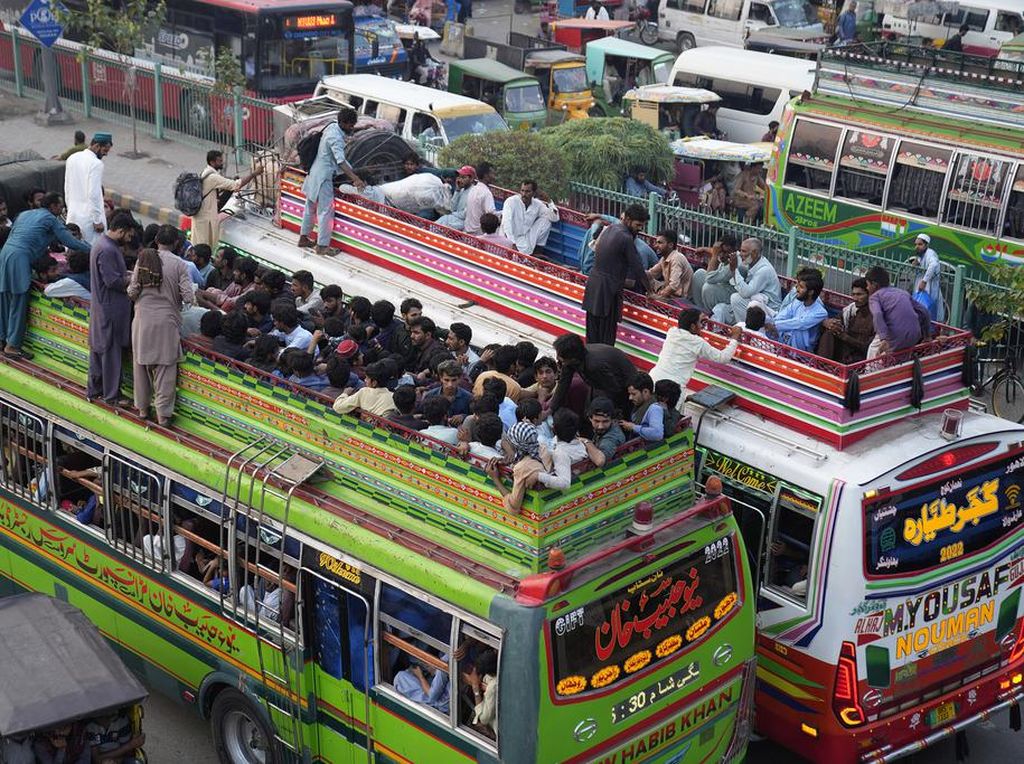 Warga Pakistan Berbondong-bondong Mudik Lebaran Haji dengan Bus Warga Pakistan Berbondong-bondong Mudik Lebaran Haji dengan Bus