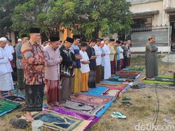 Korban Lumpur Lapindo Sidoarjo Salat Id Sembari Reuni di Masjid Terdampak
