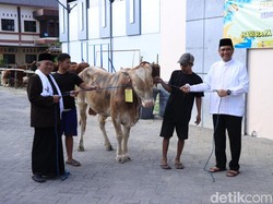 Polisi Serahkan 18 Sapi-28 Kambing ke Ponpes hingga Masjid di Bojonegoro