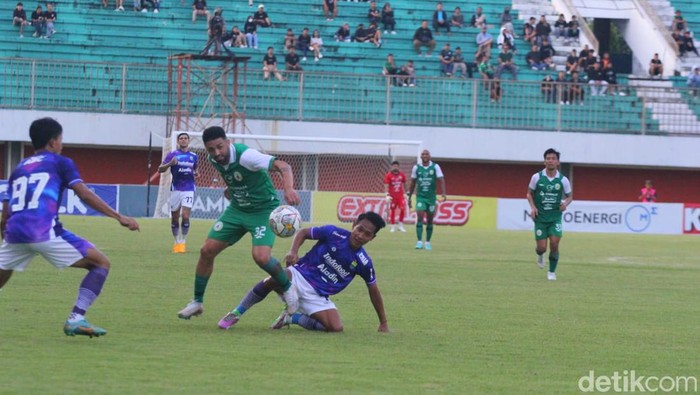 Aksi Jonathan Bustos saat melawan Persib Bandung di Stadion Maguwoharjo, Minggu (25/6/2023).