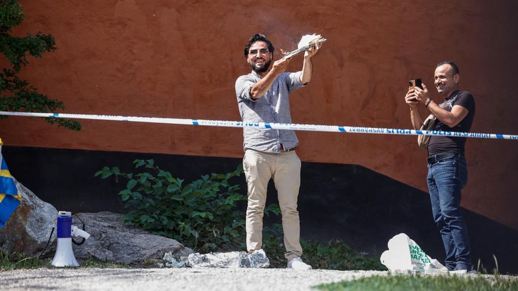 Aksi Nekat Pria Bakar Al-Quran di Luar Masjid Stockholm Swedia Aksi Nekat Pria Bakar Al-Quran di Luar Masjid Stockholm Swedia