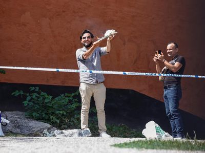 Aksi Nekat Pria Bakar Al-Quran di Luar Masjid Stockholm Swedia