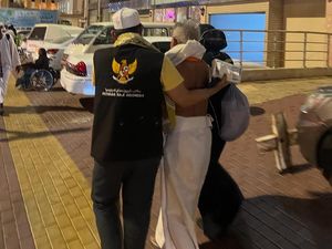 Berjibaku Petugas PPIH Arab Saudi, Membantu dan Menolong Jemaah Haji