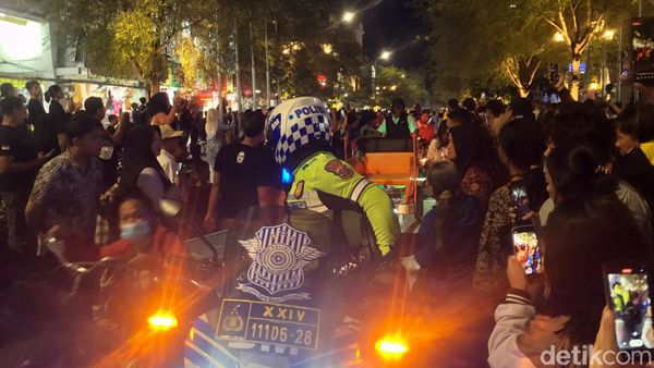 Antusias Warga Sambut Jokowi di Malioboro