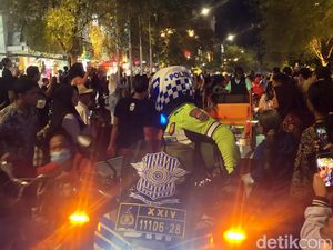 Antusias Warga Sambut Jokowi di Malioboro