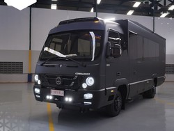 Big Benz Commander Garapan Adiputro: Luarnya Sangar, Dalamnya Mewah