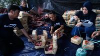 Bye Plastik! Pembagian Daging Hewan Kurban di Sini Pakai Besek