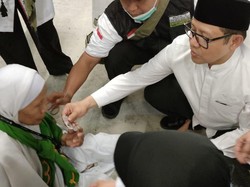 Momen Cak Imin Bantu Jemaah Haji Lansia yang Kelelahan di Mina