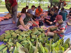 Kurangi Sampah Plastik, Pembagian Daging Kurban di Madiun Gunakan Daun Jati