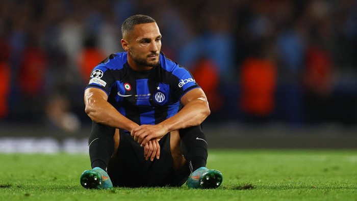Soccer Football - Champions League Final - Manchester City v Inter Milan - Ataturk Olympic Stadium, Istanbul, Turkey - June 10, 2023 Inter Milans Danilo DAmbrosio looks dejected after the match REUTERS/Molly Darlington