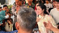 Foto: Dewi Perssik Menangis Usai Mediasi dengan Ketua RT