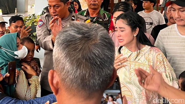 Dewi Perssik menangis ketika keluar dari masjid lokasi mediasi dengan Ketua RT terkait sapi kurbannya yang dipermasalahkan. Mediasi dilakukan di Masjid Babul Khoirot kawasan Lebak Bulus pada Kamis (29/6/2023).