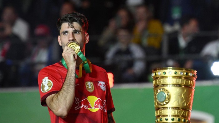 Soccer Football - DFB Cup - Final - RB Leipzig v Eintracht Frankfurt - Olympiastadion, Berlin, Germany - June 3, 2023  RB Leipzigs Dominik Szoboszlai kisses his medal as he celebrates after winning the DFB Cup REUTERS/Annegret Hilse DFB REGULATIONS PROHIBIT ANY USE OF PHOTOGRAPHS AS IMAGE SEQUENCES AND/OR QUASI-VIDEO.