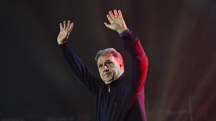 Argentine coach Gerardo Martino greets fans while entering the field before the start of Maximiliano Rodriguezs farewell match at the Marcelo Bielsa stadium in Rosario, Argentina on January 24, 2023. (Photo by STRINGER / AFP)