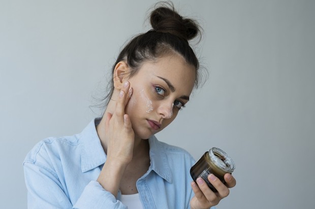 Ilustrasi pemakaian produk di wajah/Foto: freepik.com/freepik Ilustrasi pemakaian produk di wajah/Foto: freepik.com/freepik