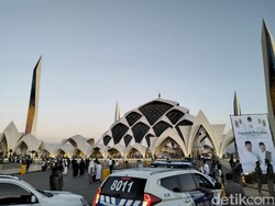 Salat Iduladha, Jalan Menuju Masjid Raya Al Jabbar Dipadati Kendaraan