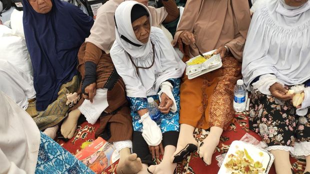 Pukul 08.00 WAS jatah sarapan sudah diterima jamaah di maktab.