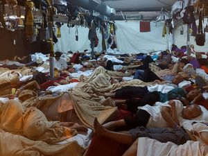 Balada Jemaah Haji Khusus: Tidur Berdesakan, Makanan Telat - WC Mampet