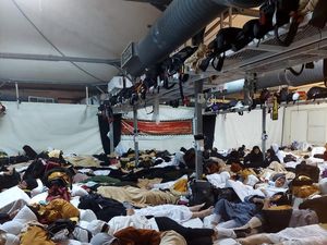 Jemaah Haji Khusus Pun Tidur Berdesakan di Tenda Maktab