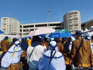 Kompak! Ribuan Jemaah Arminareka Lempar 3 Jumroh Kompak! Ribuan Jemaah Arminareka Lempar 3 Jumroh