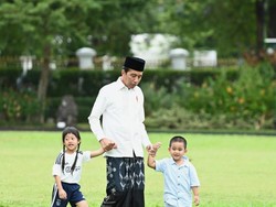 Momen Hangat Jokowi Ngemong Cucu-cucunya di Hari Raya Idul Adha